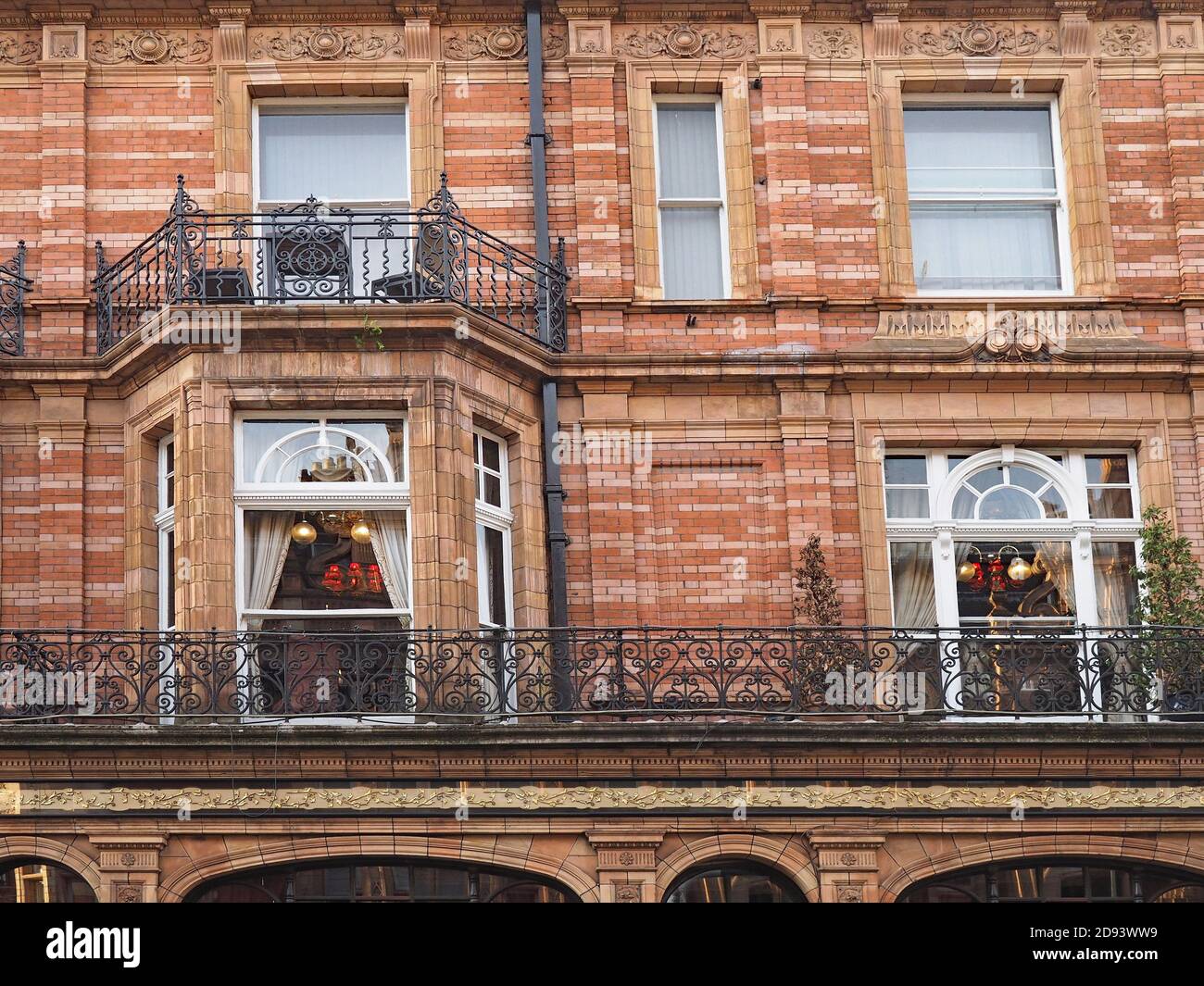 Facciata di un vecchio edificio ornato, Londra Foto Stock