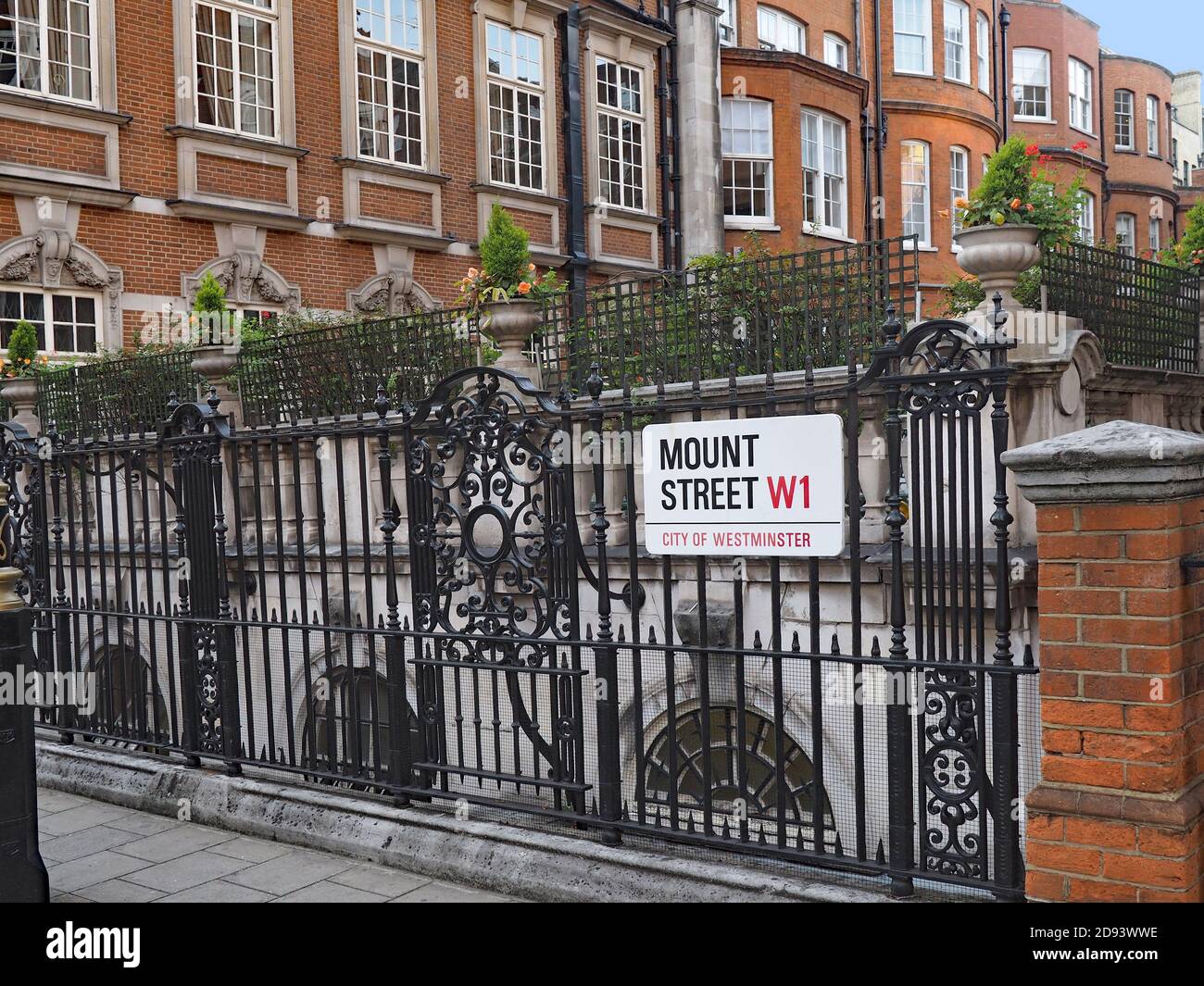 Londra, Inghilterra - 23 settembre 2016: Londra, Mount Street a Mayfair, cartello stradale su recinzione con appartamenti dietro Foto Stock