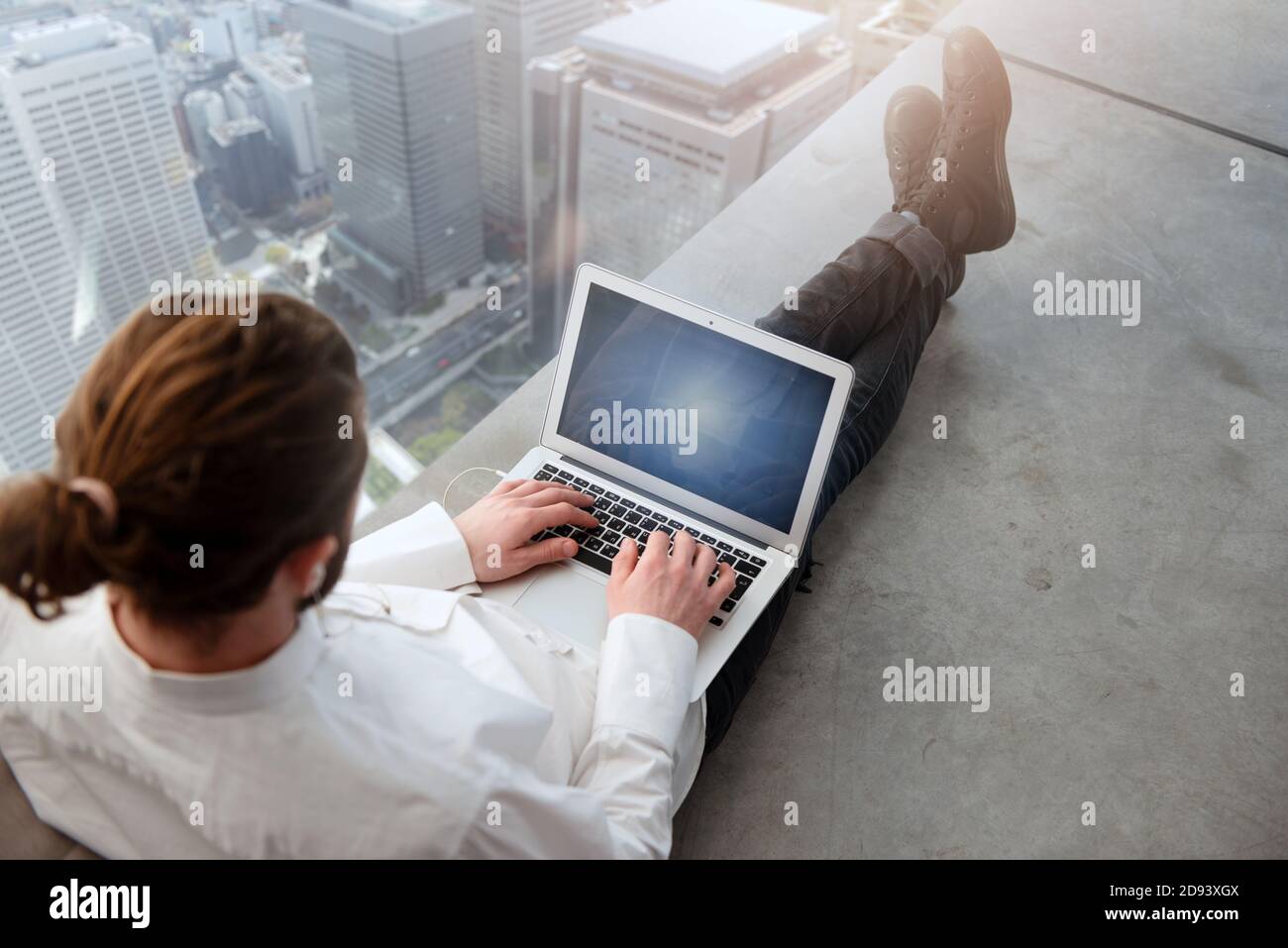 L'uomo d'affari lavora con un laptop. Concetto di condivisione di Internet e di avvio aziendale Foto Stock