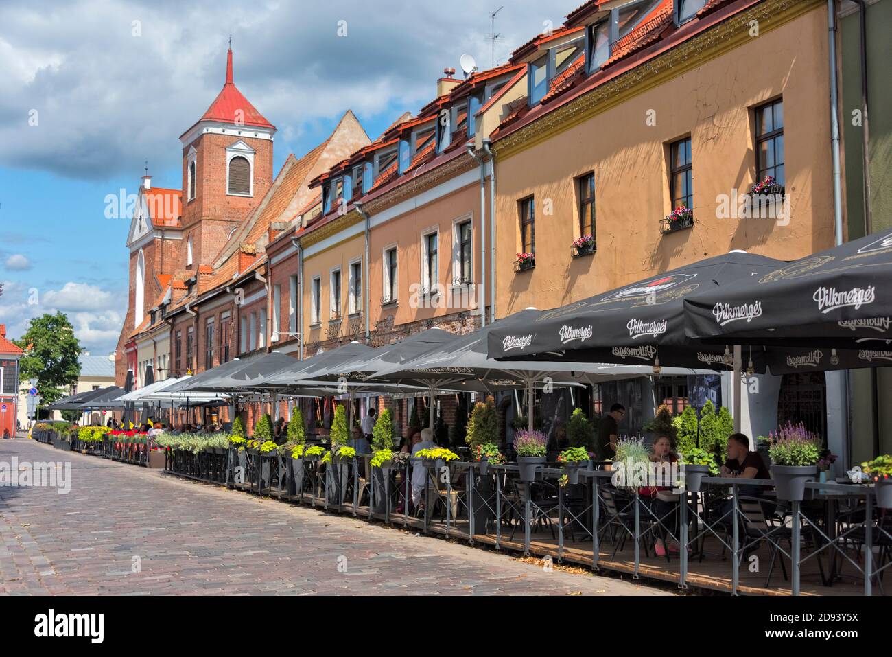 Caffetteria all'aperto e Cattedrale Basilica di San Pietro e San Paolo, Kaunas, Lituania Foto Stock