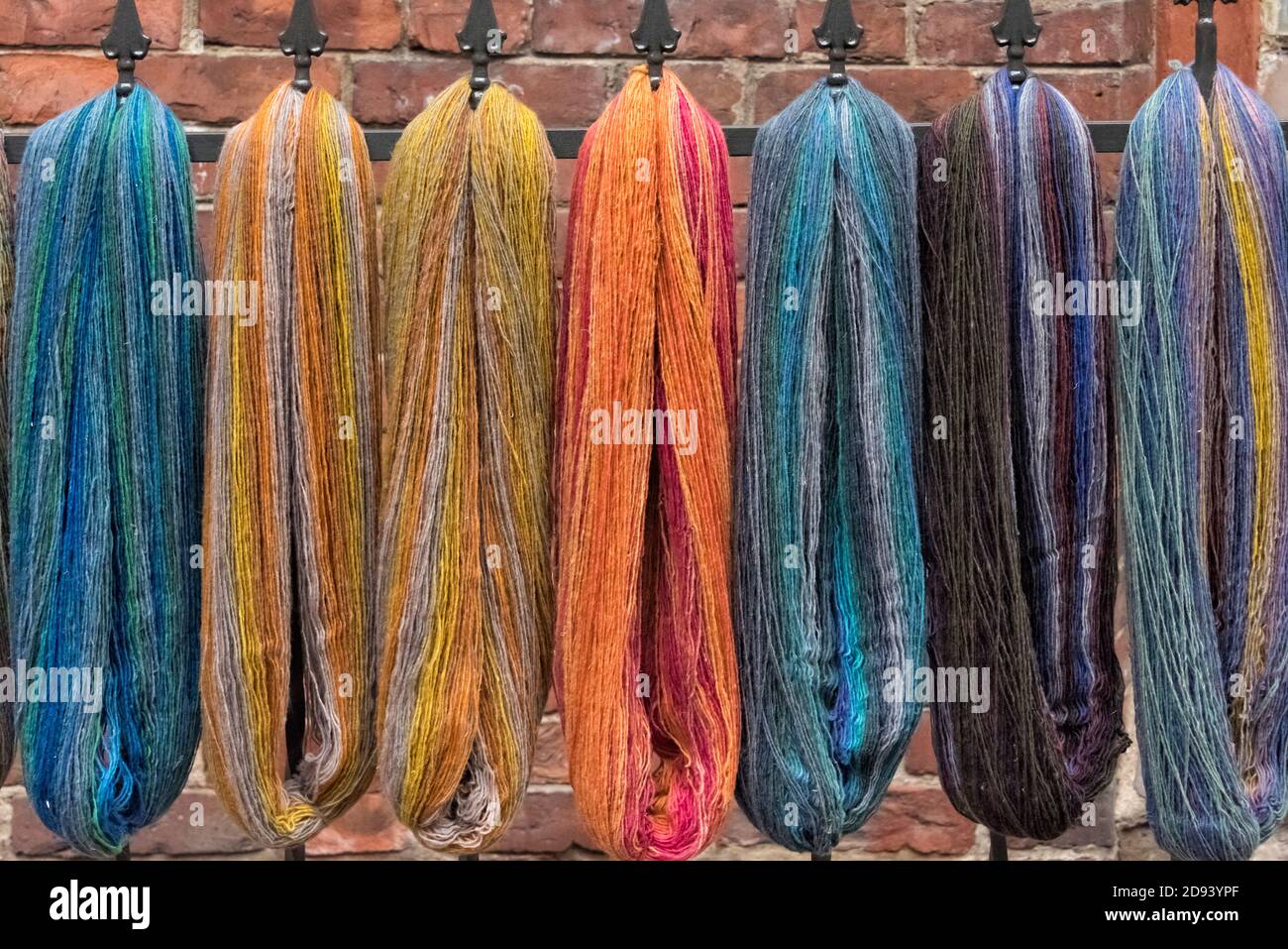 Filati colorati nella città vecchia, riga, Lettonia Foto Stock