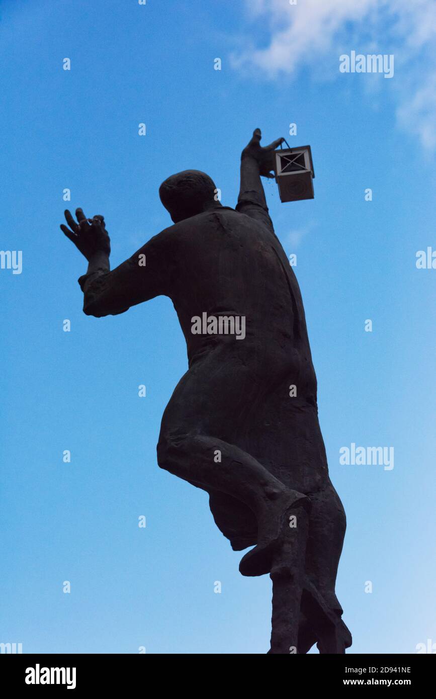 Statua di Lamplighter di Vytautas Nalivaika vicino all'Università di Vilnius, Vilnius, Lituania Foto Stock