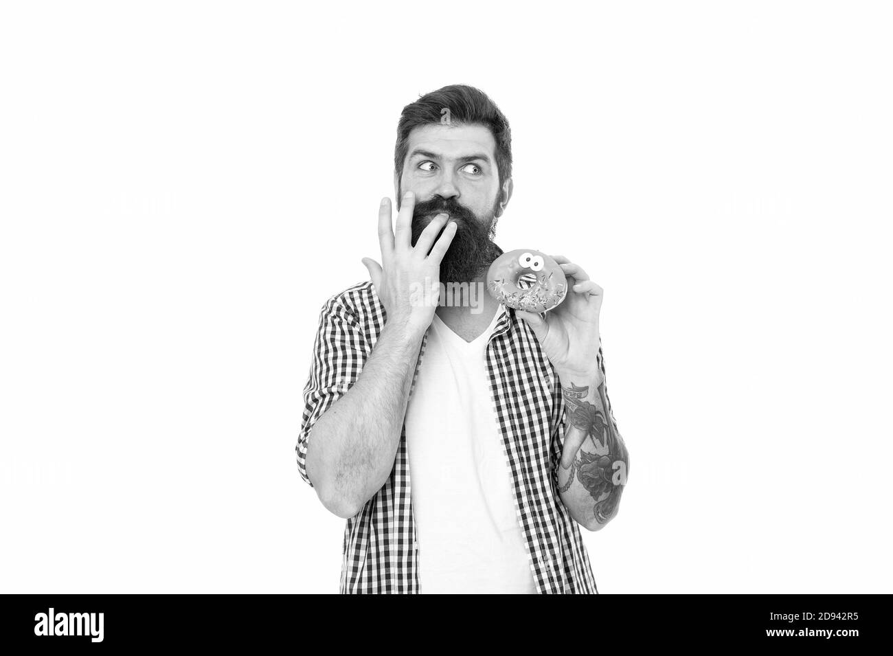 Dito leccando buono spuntino. Uomo bearded mangia ciambella isolata su bianco. Hipster gustare uno spuntino dolce. Pausa snack. Cibo malsano e snacking. Dieta e dieta. Snack divertente. Veloce e dolce. Foto Stock