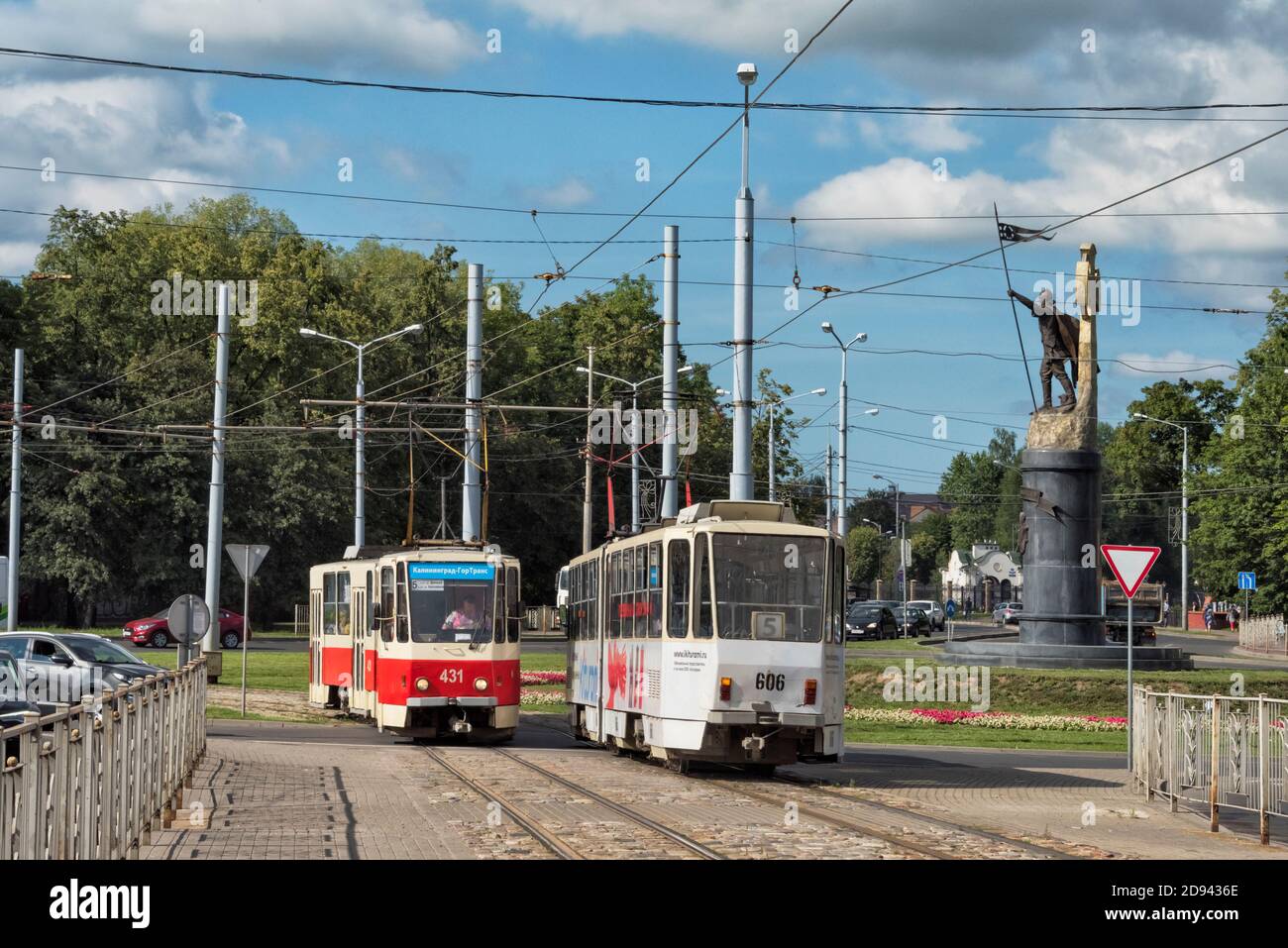 Tram che corrono sulla strada, Kaliningrad, Russia Foto Stock