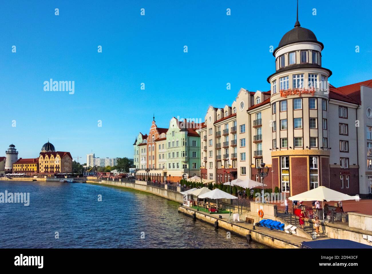 Hotel Kaiserhof e il Villaggio dei pescatori sulle rive del fiume Pregolya, Kaliningrad, Russia Foto Stock
