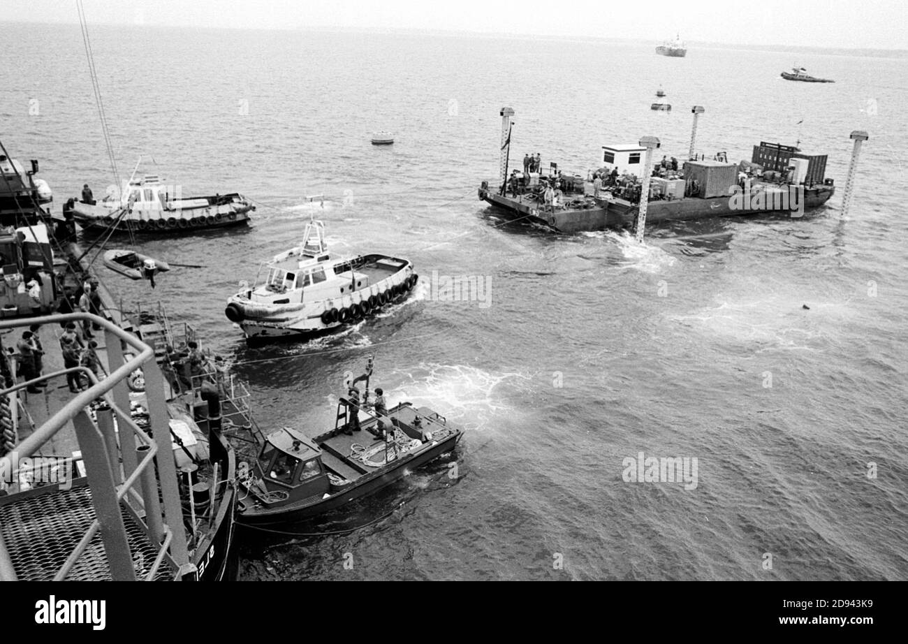 IL TELAIO DI SOLLEVAMENTO MARY ROSE È IN POSIZIONE MANOUVERED. PORTSMOUTH 1982 Foto Stock