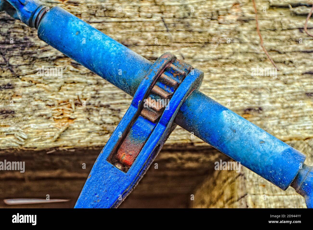 Raccoglitore di carico a cricchetto che fissa le catene di ancoraggio sul carrello abbandonato Foto Stock