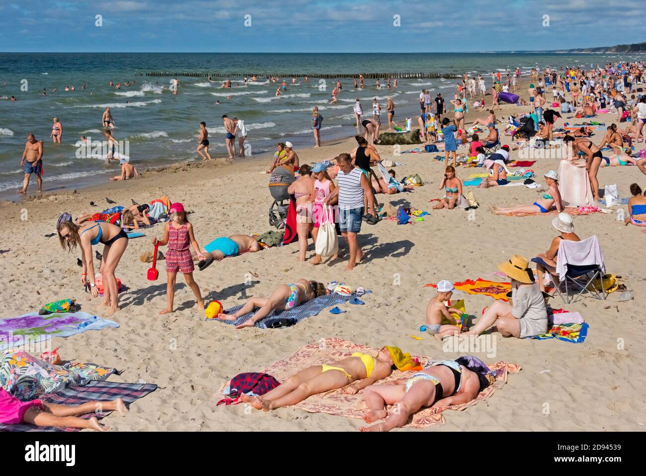Persone sulla spiaggia vicino al Mar Baltico, Zelenogradsk (nome tedesco Crantz), Kaliningrad Oblast, Russia Foto Stock