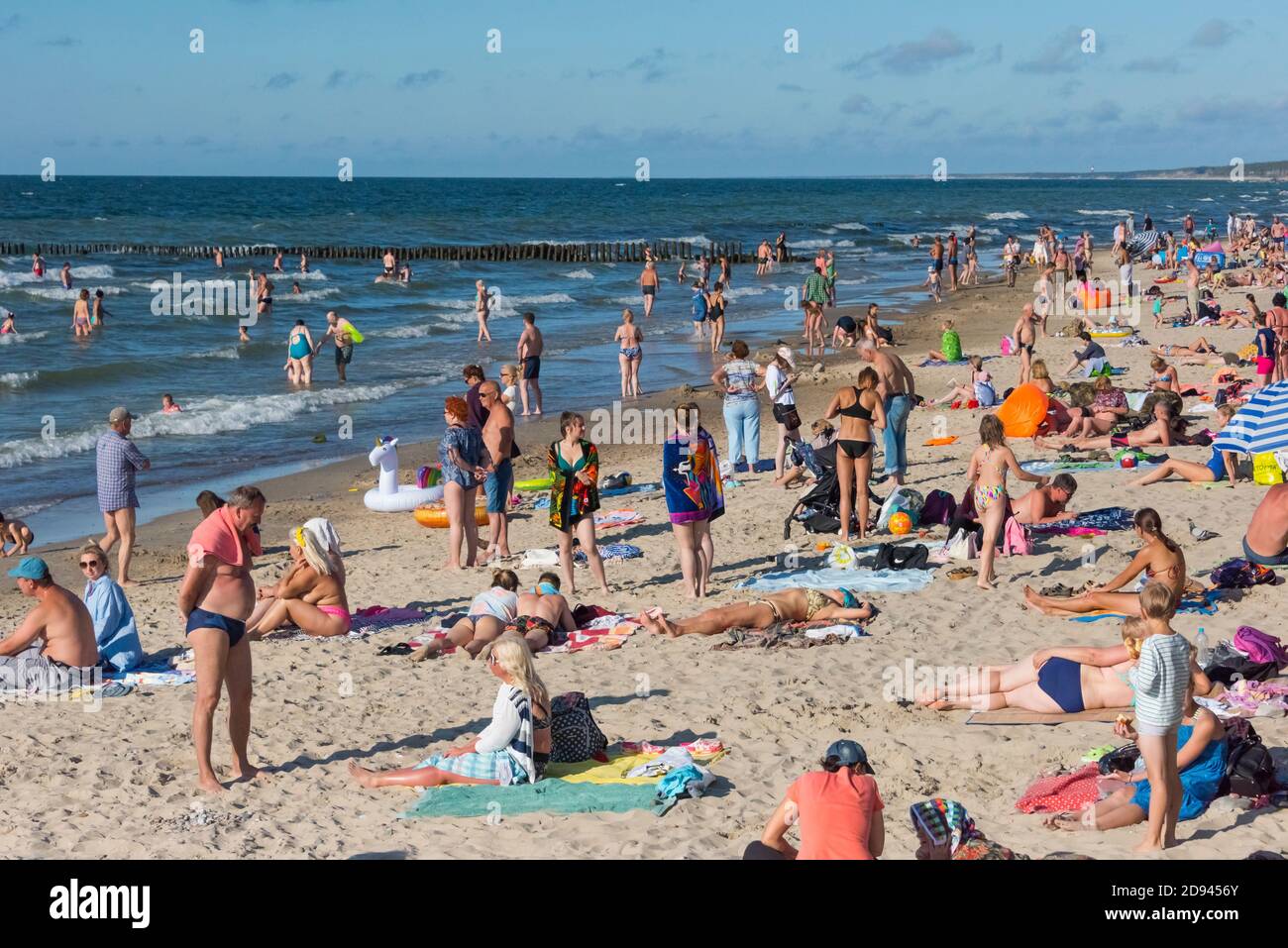 Persone sulla spiaggia vicino al Mar Baltico, Zelenogradsk (nome tedesco Crantz), Kaliningrad Oblast, Russia Foto Stock
