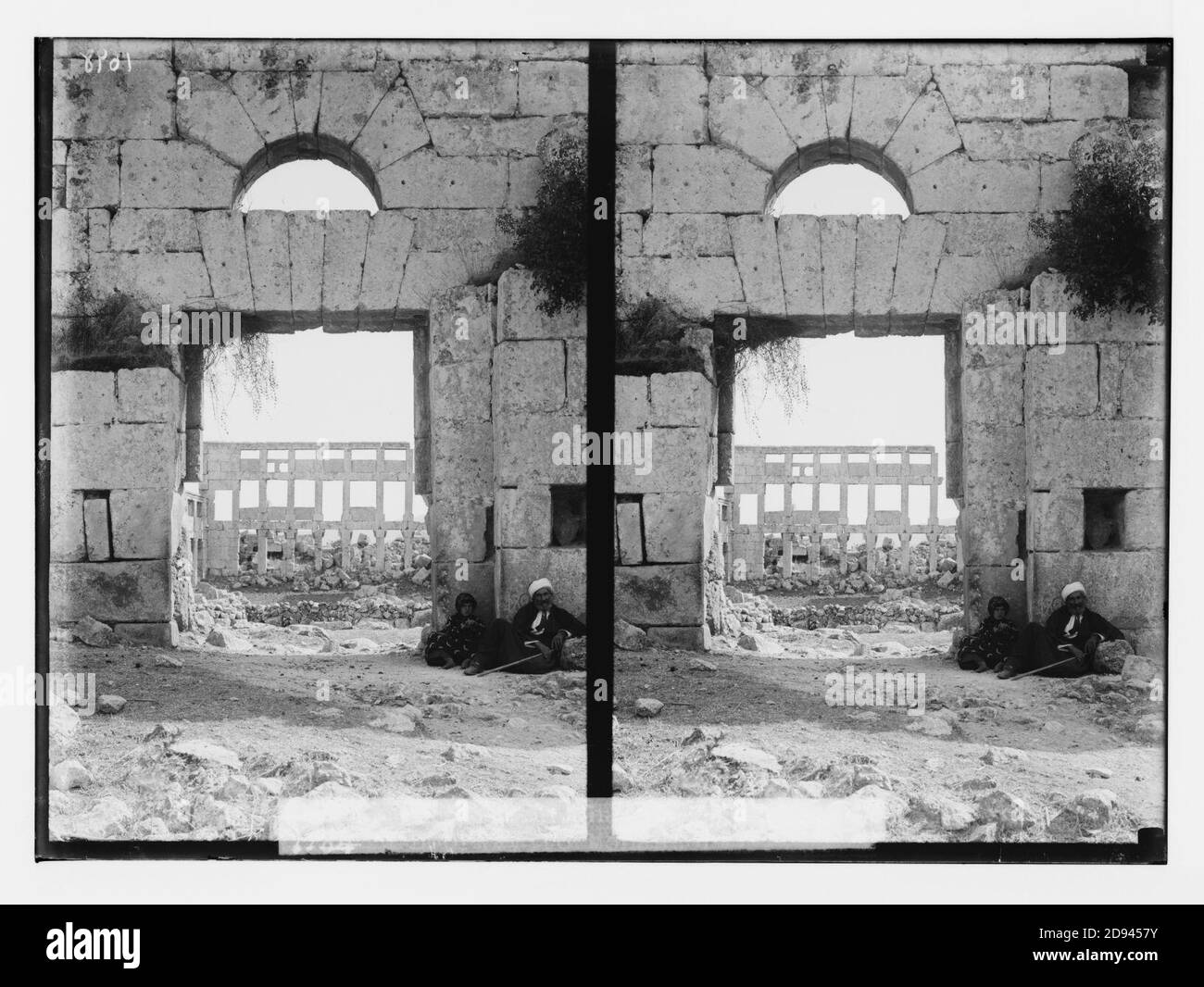 Kalat Siman. Guardando dalla chiesa attraverso la vecchia porta al monastero Foto Stock