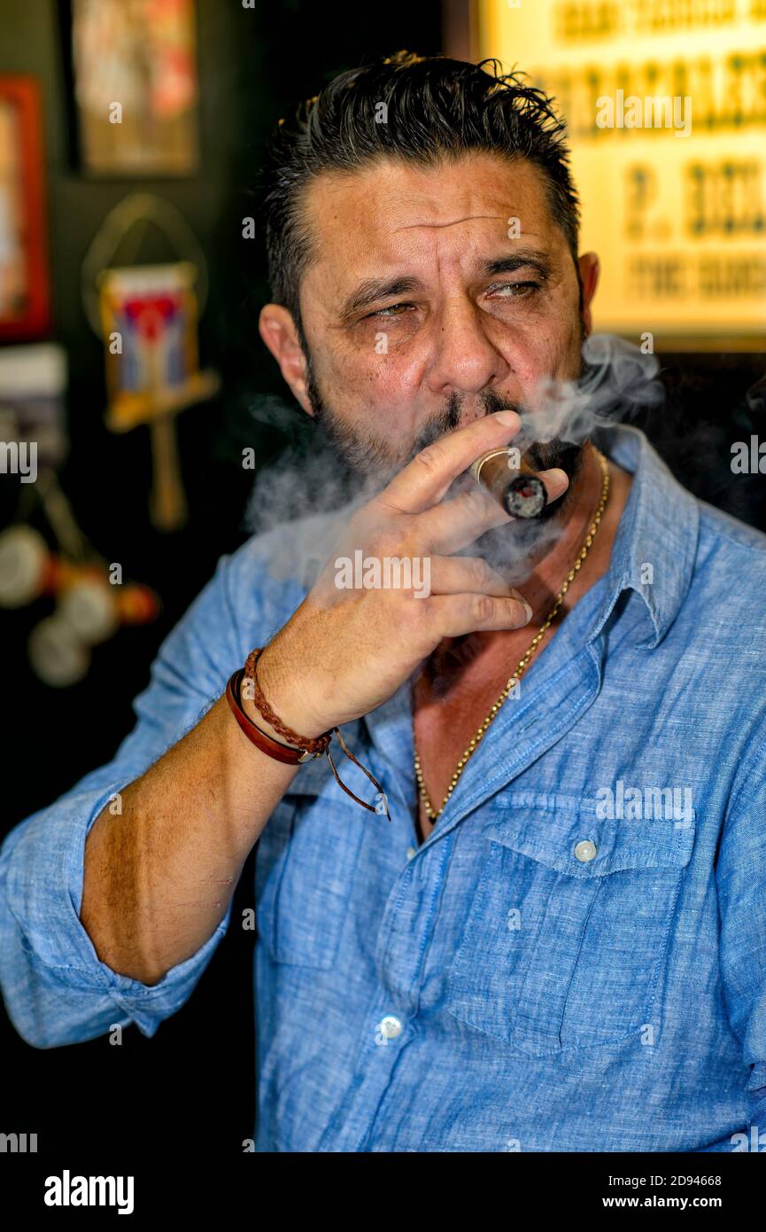 Conoscitore che si gode un sigaro cubano a Little Havana Foto Stock