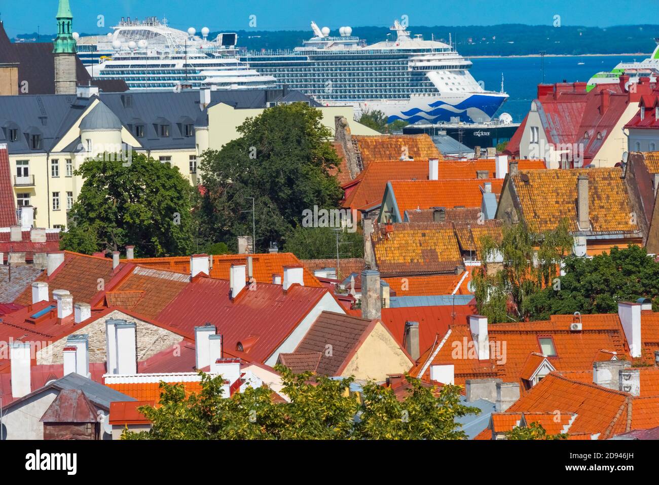 Tetti rossi di edifici storici nella città vecchia e nave da crociera sul Mar Baltico, Tallinn, Estonia Foto Stock