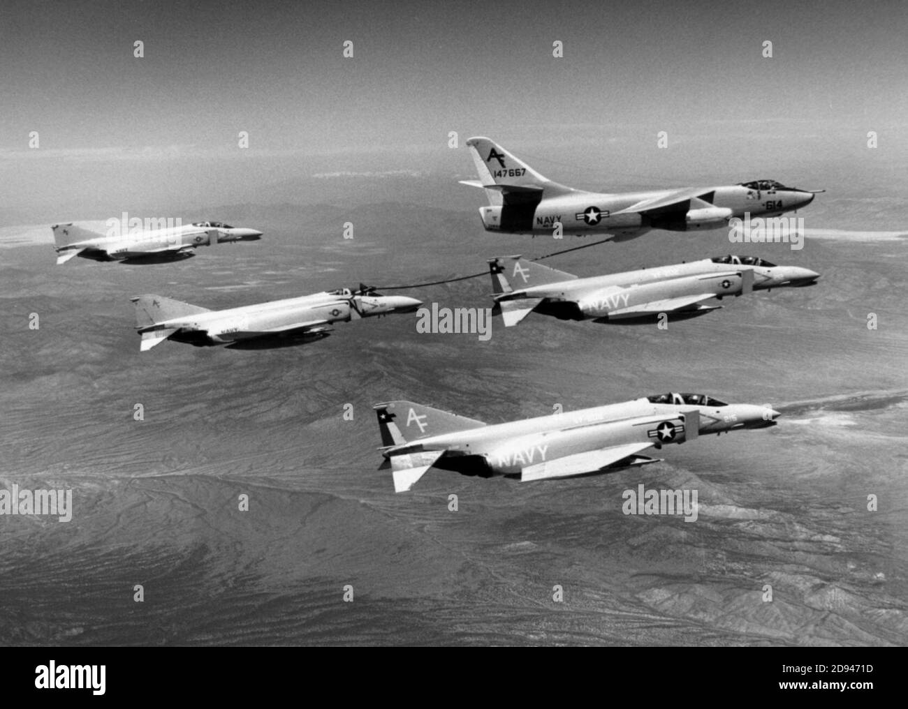 KA-3B rifornimento F-4Ns CVWR-20 vicino a NAS Fallon. Foto Stock