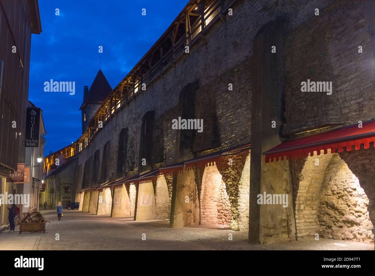 Vista notturna della torre medievale e delle mura della città nella città vecchia, Tallinn, Estonia Foto Stock