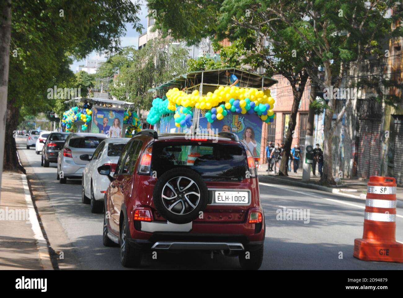 San Paolo, San Paolo, Brasile. 2 Nov 2020. SAO PAULO,(SP, 02.11.2020 - MARCHA PARA JESUS 2020 - A 28Ã‚Âª edicao da Marcha para Jesus na cidade de Sao Paulo mudou o seu formato e ocorre nesta segunda-feira (2). Por causa da pandemia de Covid-19, o trajeto entre o parque do Ibirapuera (zona sul) e o pavilhao do Anhembi (zona norte) e feito por meio de uma carreata. Nos anos anteriores, os fieis seguiam a pe da regiao Central da capital ate a praca Herois da FEB, tambem na zona norte.Ao todo, seis trios eletricos acompanham a carreata com apresentacao de bandas evangelicas e cantos de lou Foto Stock