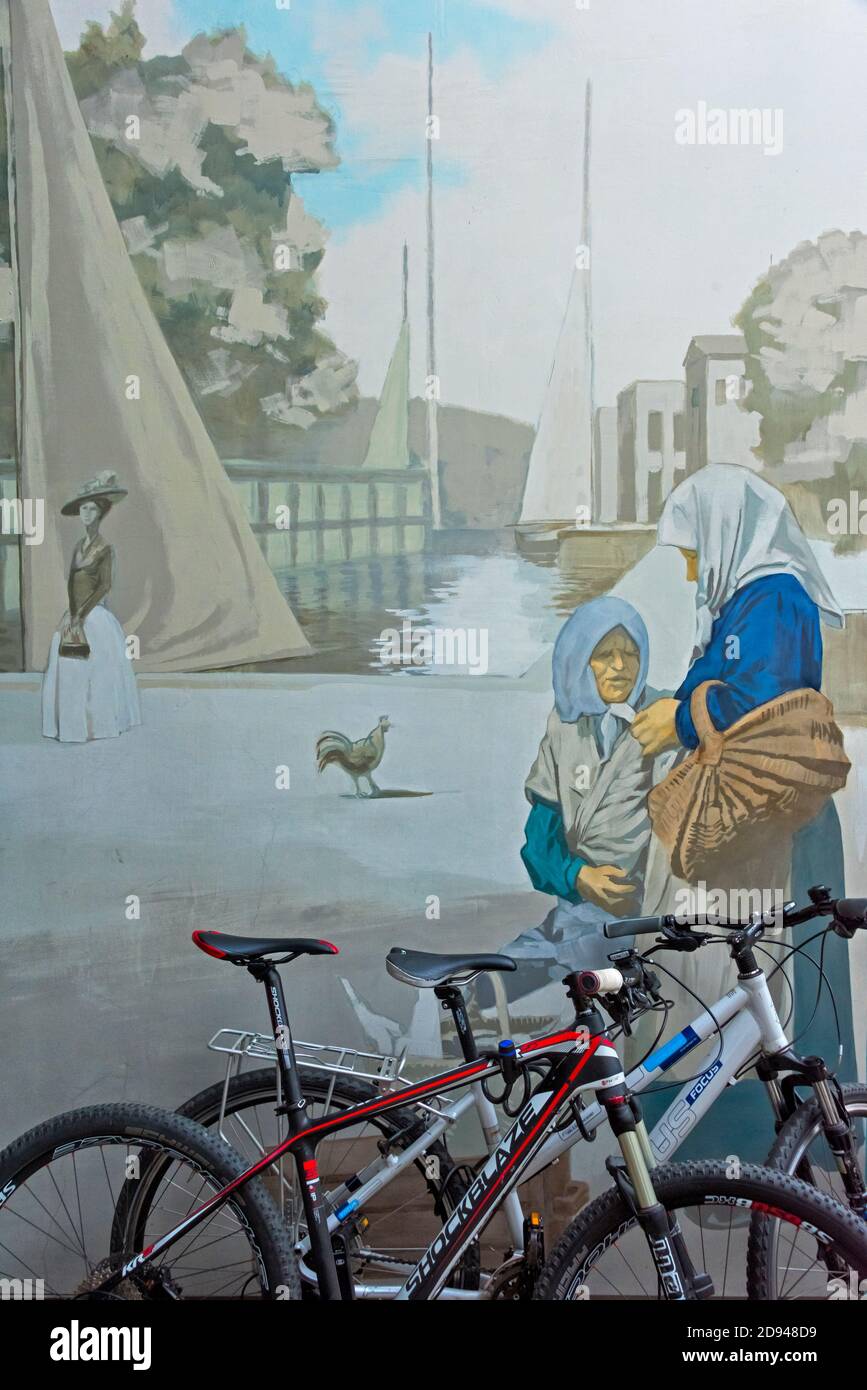 Bicicletta con murale sulle mura della città vecchia, Klaipeda, Lituania Foto Stock