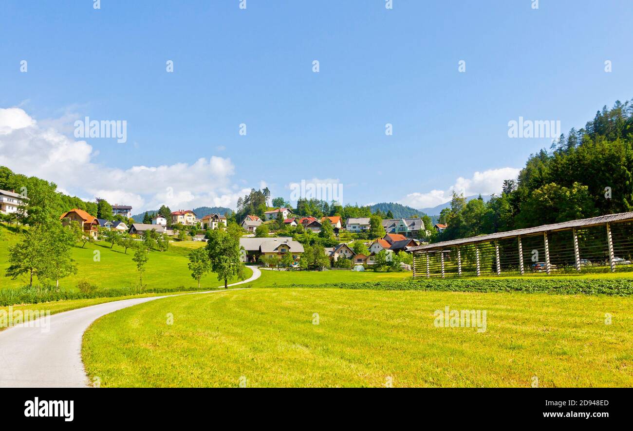 Vista pittoresca della città di Bled vicino al lago di Bled, regione dell'Alto Carniolan, Slovenia. La città è più nota come meta turistica popolare in Slovenia Foto Stock