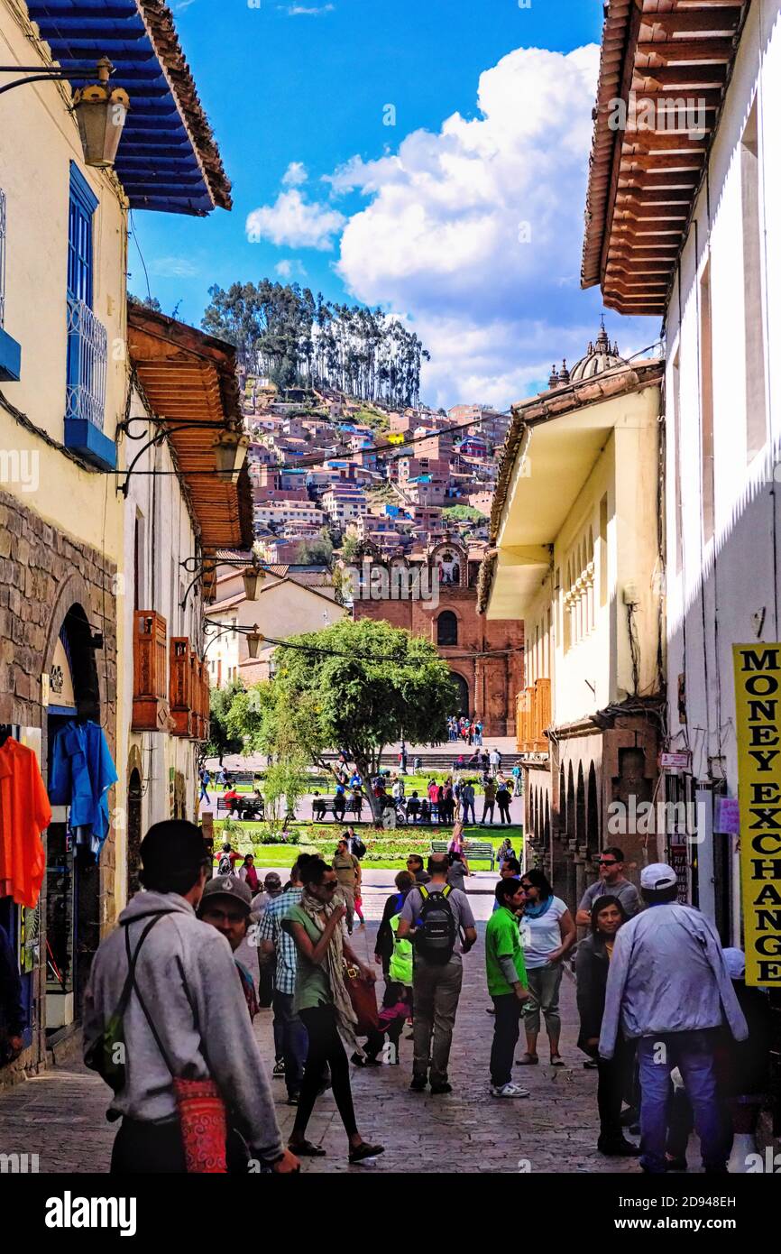 Strada laterale in ciottoli che conduce a Plaza De Armas in Cusco Foto Stock