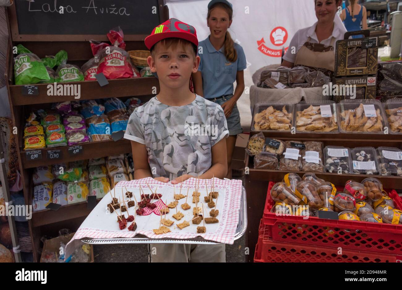 Ragazzo che vende biscotti durante il Klaipeda Sea Festival, Klaipeda, Lituania Foto Stock