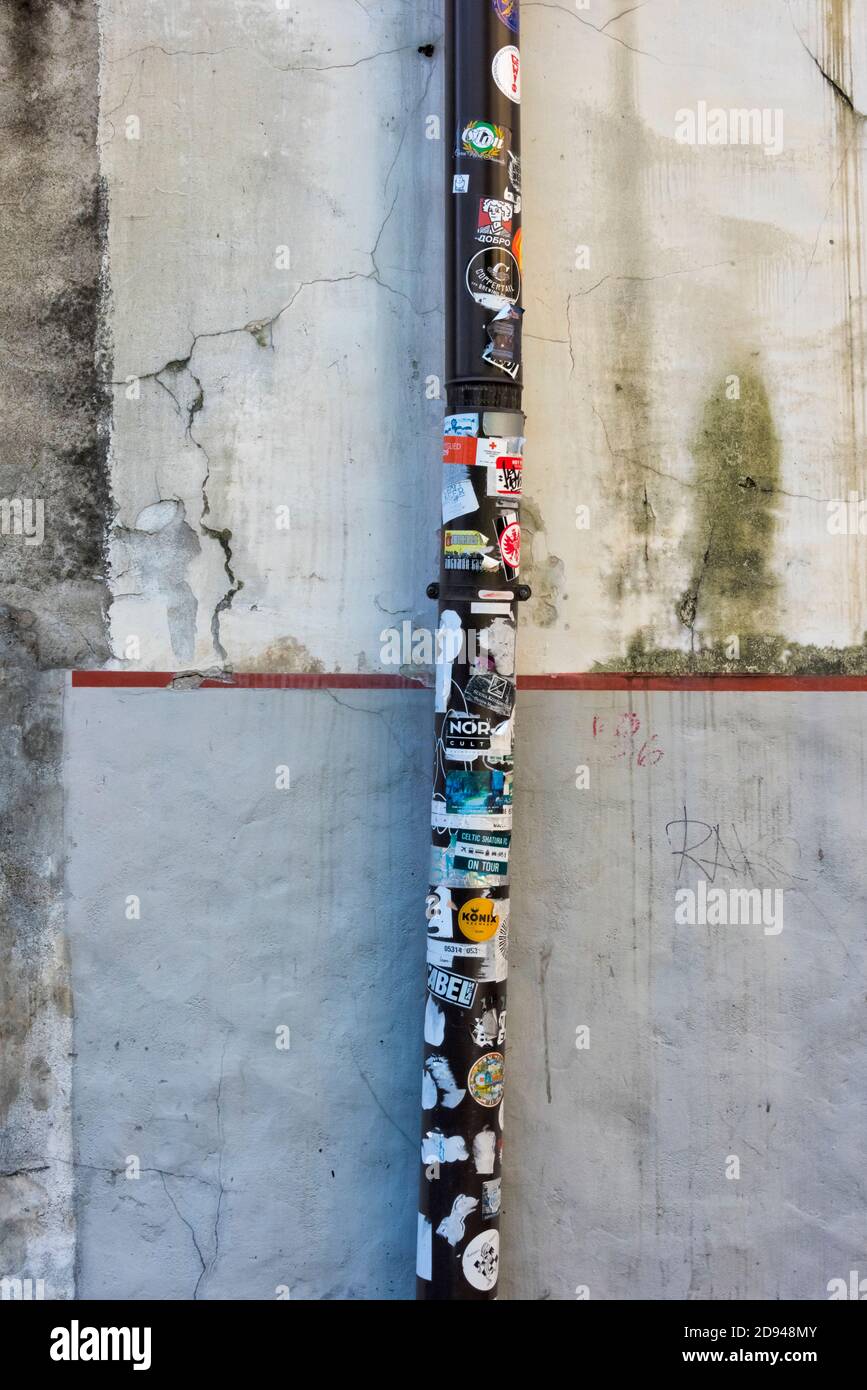 Grondaia avvolta con dipinti colorati nella città vecchia, Tallinn, Estonia Foto Stock