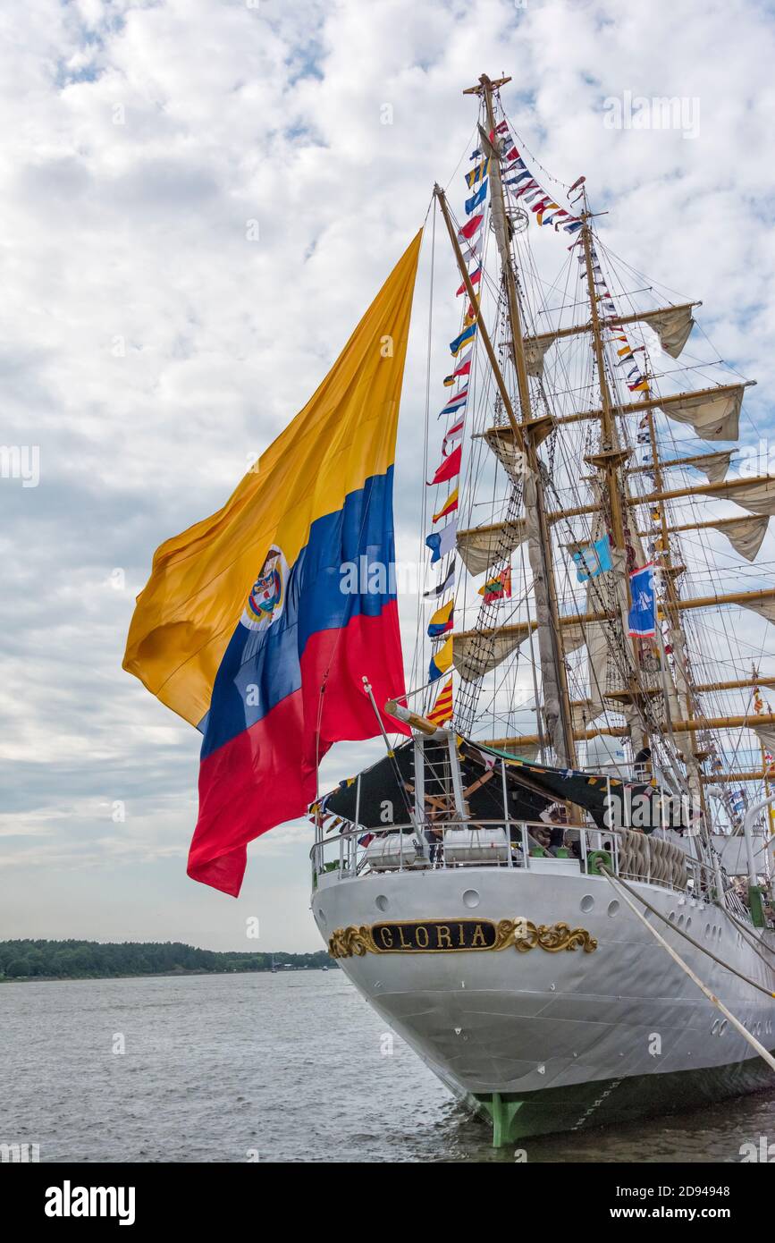 Barca a vela alta con bandiera nazionale lituana nel porto durante Klaipeda Sea Festival, Klaipeda, Lituania Foto Stock