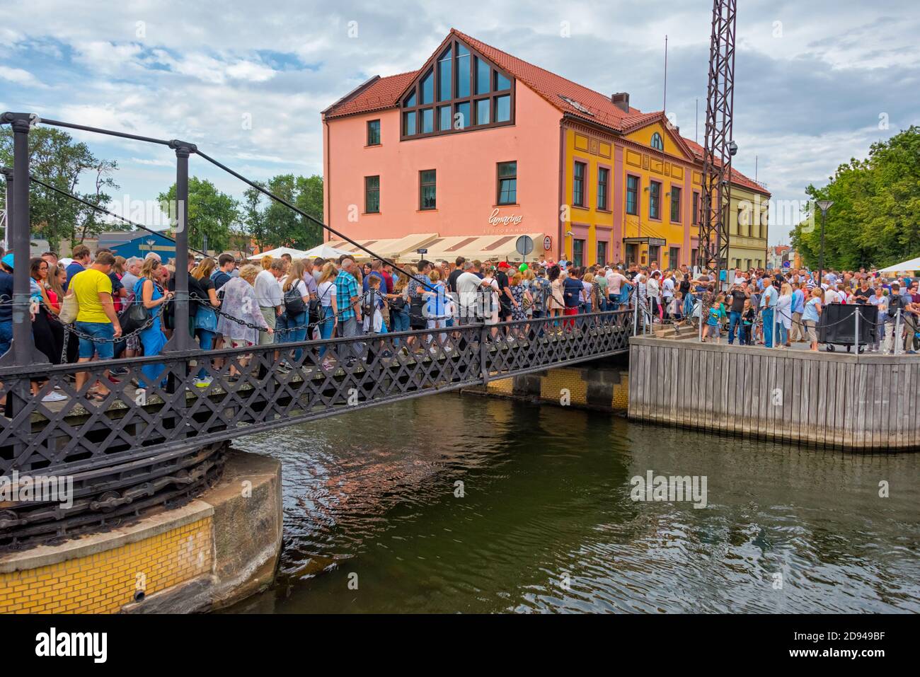 Persone che attraversano il Ponte delle catene (l'unico ponte sospeso della Lituania ruotato da due persone) durante il Klaipeda Sea Festival, Klaipeda, Lituania Foto Stock