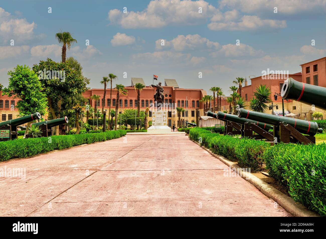 Un ampio passaggio nel giardino all'ingresso del museo militare egiziano nella cittadella, fiancheggiato da otto canoni storici Foto Stock