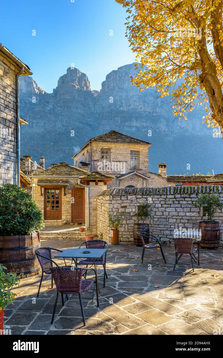 vista dell'architettura tradizionale con edifici in pietra e sfondo montagna astraka durante la stagione autunnale nel pittoresco villaggio di papigo , za Foto Stock