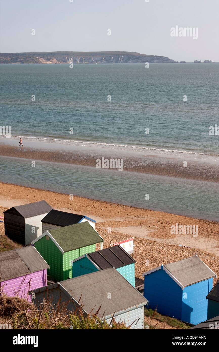 New Milton Beach, Hampshire, Inghilterra, guardando di fronte agli aghi sull'Isola di Wight Foto Stock