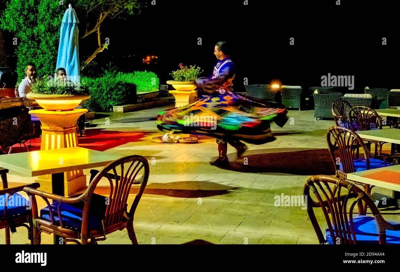 Ballerino derviscio che esegue la tradizionale danza egiziana conosciuta come Tannoura, presso il Jolie Ville Resort di Luxor Foto Stock