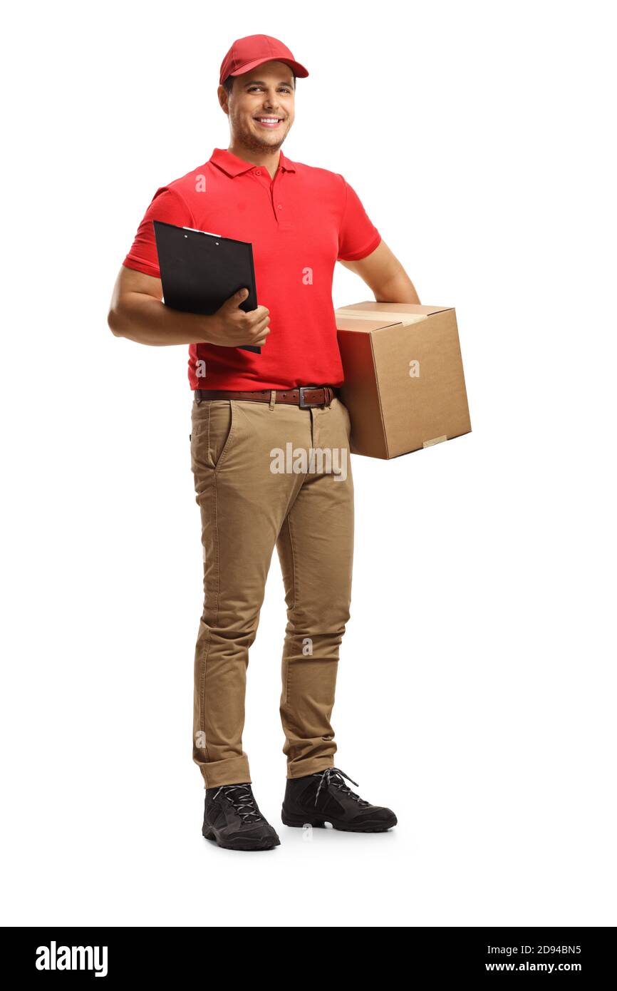 Ritratto a lunghezza intera di un lavoratore di consegna maschile in un uniforme che tiene una clipboard e una scatola isolata su bianco sfondo Foto Stock