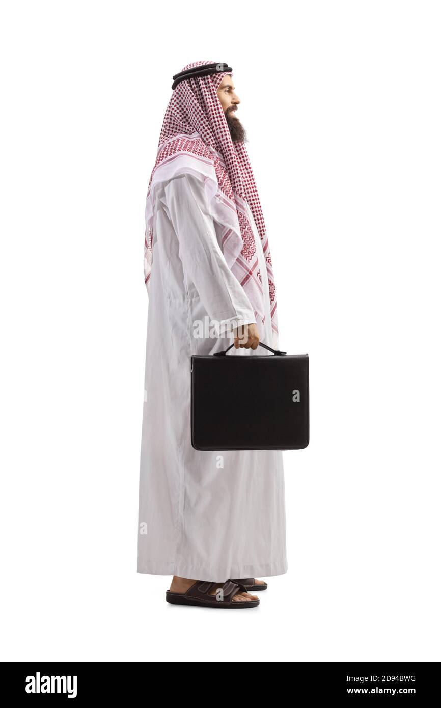 Foto di profilo a lunghezza intera di un uomo d'affari arabo in un thobe in piedi e sorridente isolato su sfondo bianco Foto Stock