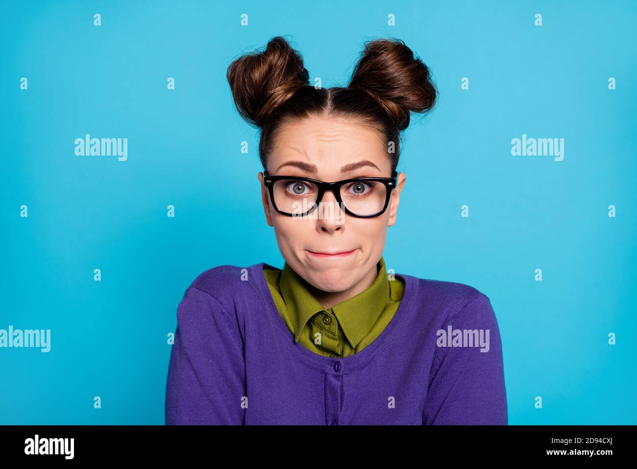 Foto closeup di due simpatici buns di una studentessa terrificata e attraente le labbra prementi hanno fatto la cosa sbagliata hanno fatto l'errore ritenere l'usura spiacente camicia colletto viola Foto Stock