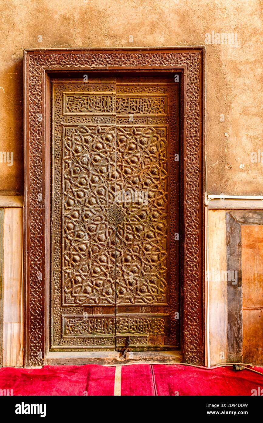 Ornato porta di legno nella Moschea del Sultano Hassan Foto Stock
