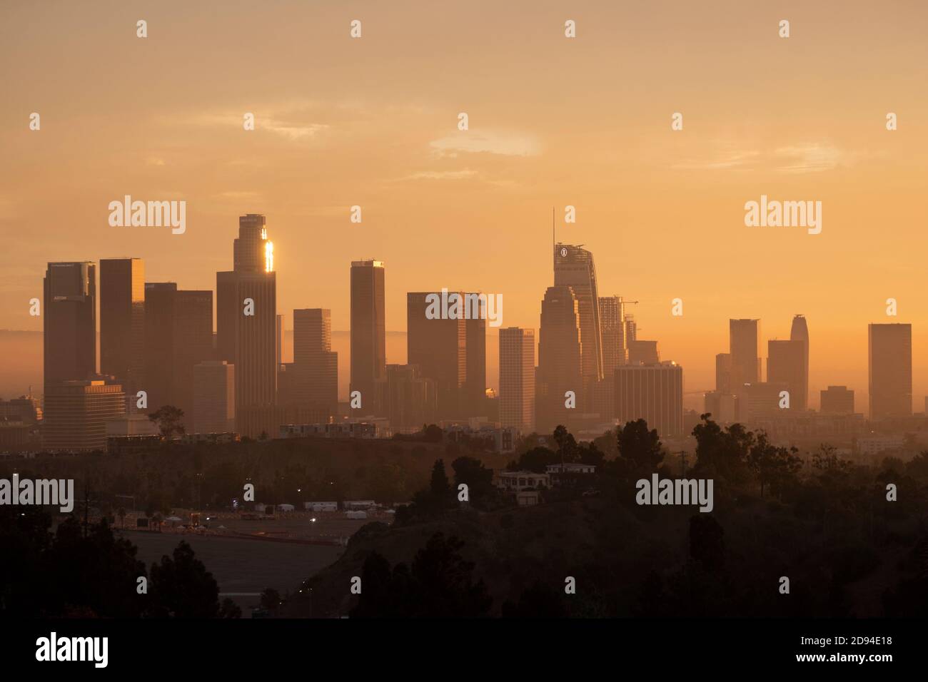 Luce dorata sullo skyline del centro di Los Angeles al tramonto Vista dal parco Elysian Foto Stock