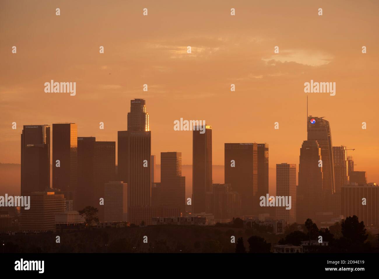 Luce dorata sullo skyline del centro di Los Angeles al tramonto Vista dal parco Elysian Foto Stock
