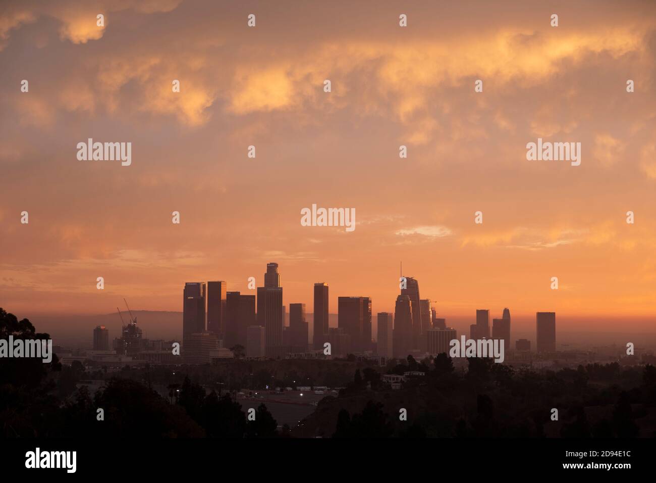 Luce dorata sullo skyline del centro di Los Angeles al tramonto Vista dal parco Elysian Foto Stock