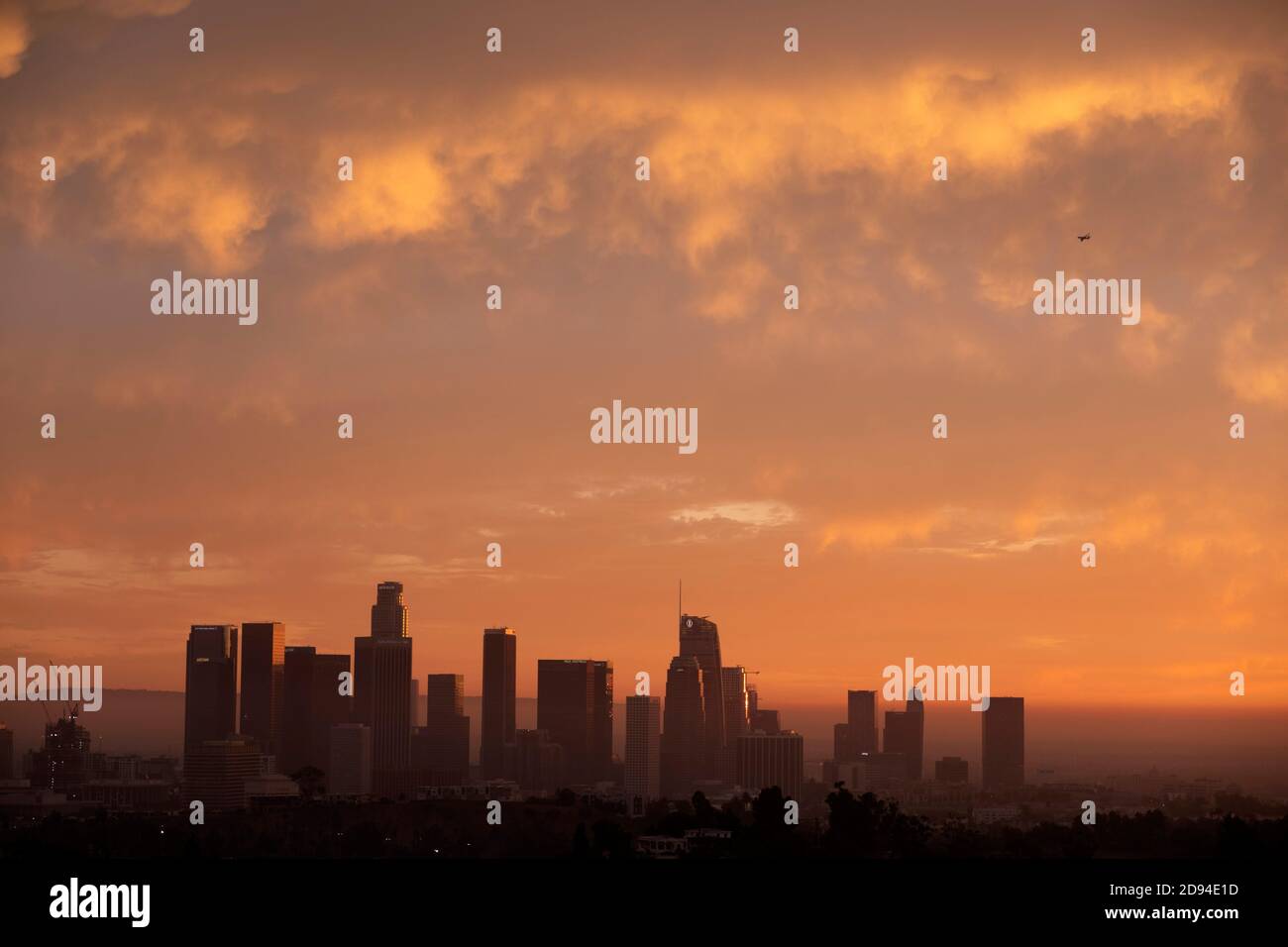 Luce dorata sullo skyline del centro di Los Angeles al tramonto Vista dal parco Elysian Foto Stock