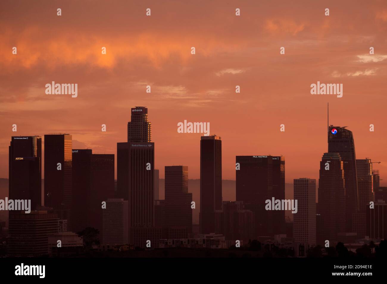 Luce dorata sullo skyline del centro di Los Angeles al tramonto Vista dal parco Elysian Foto Stock