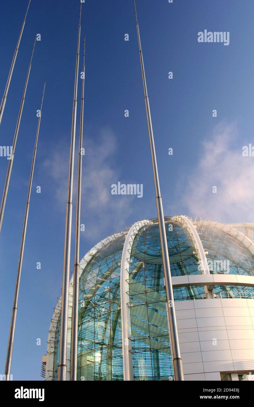 Torri di nebbia e cupola moderna del Richard Meier progettato San Jose Civic Center, California Foto Stock