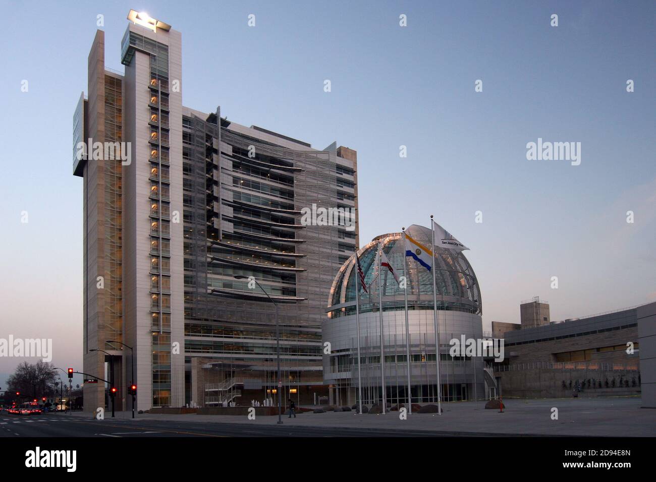 Crepuscolo nel centro di San Jose con il moderno centro civico Costruzione di architetti Meier e Partners Foto Stock