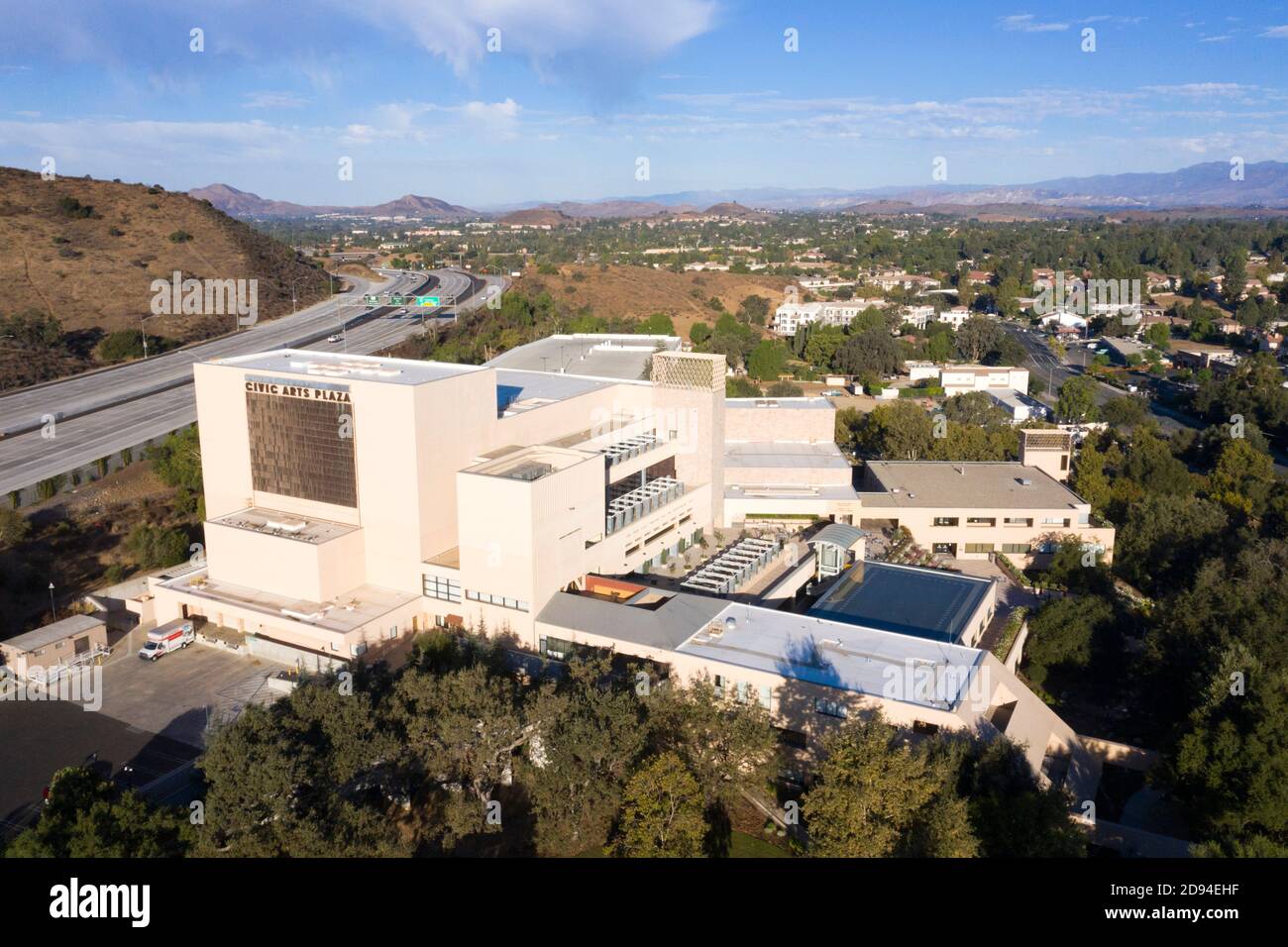Vista aerea di Thousand Oaks Civic Arts Plaza e dell'edificio del municipio, California Foto Stock