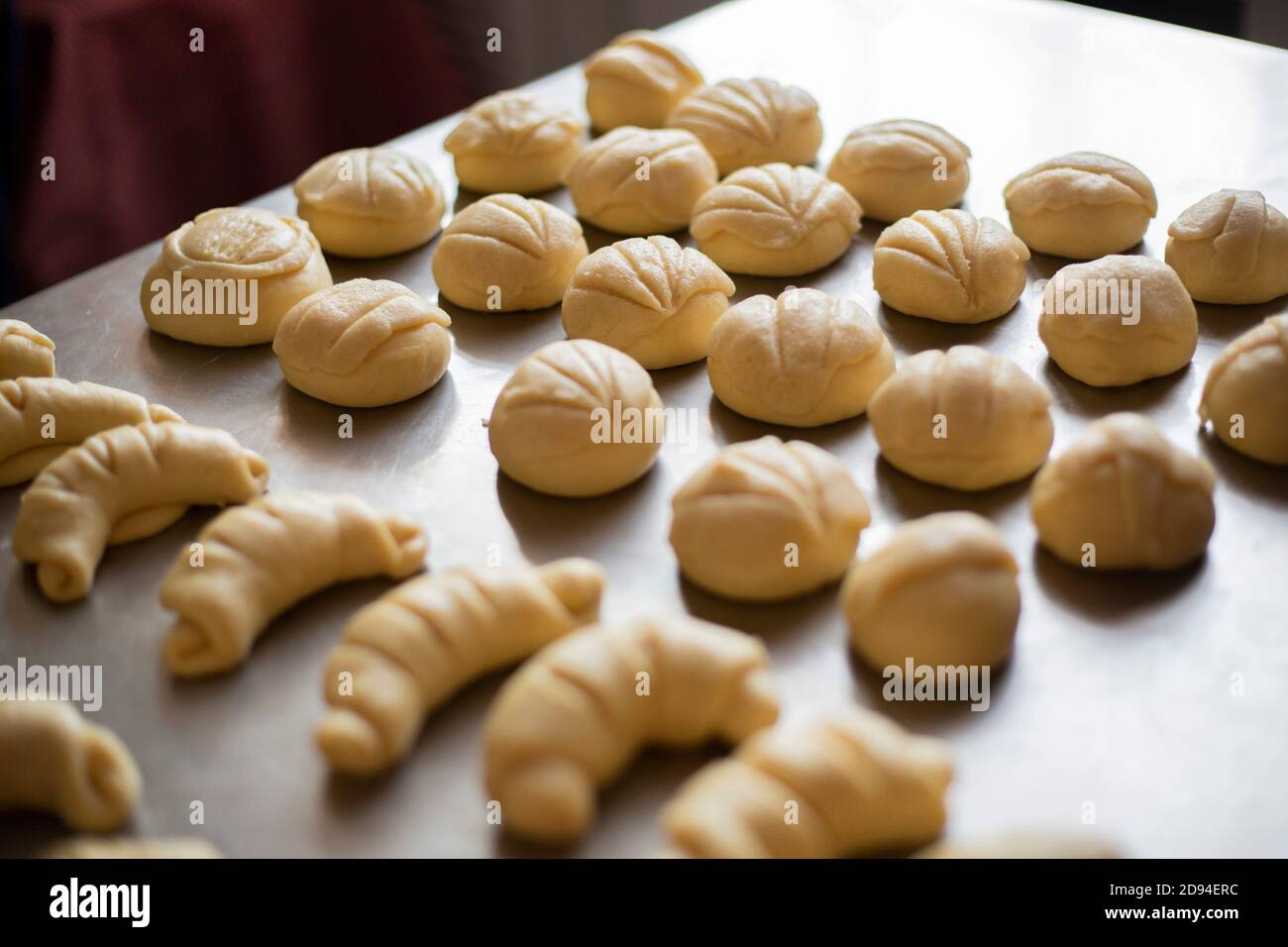 Pane crudo appena fatto posto su un tavolo di acciaio inossidabile - pane dolce - cibo guatemalteco - pronto a cuocere pani di pane Foto Stock