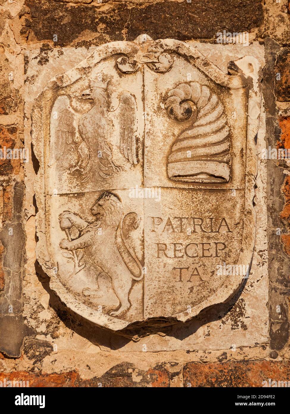 Antico emblema araldico con aquila imperiale, cappello del doge (corno) e  leone su una parete di un bricello a Venezia Foto stock - Alamy