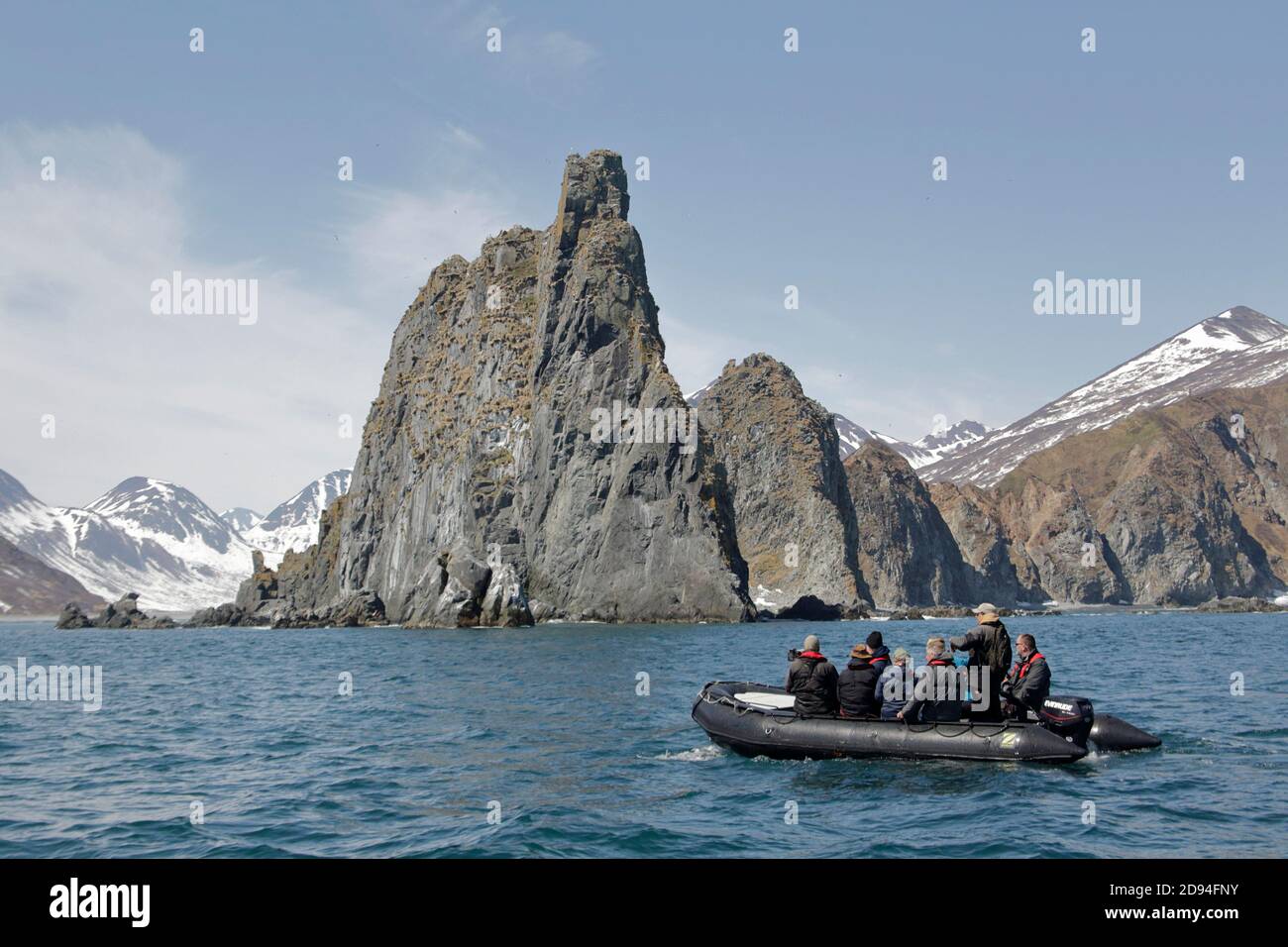 Ecotourists in barca Zodiacrubber, al largo della costa di Kamchatka, Russia Estremo Oriente 1 giugno 2012 Foto Stock