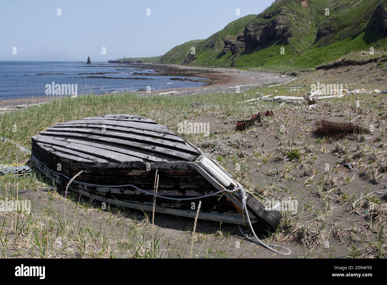 Imbarcazione capovolta sulla spiaggia dell'isola di Urup, catena Kuril, Mare di Okhotsk, Russia 5 giugno 2012 Foto Stock
