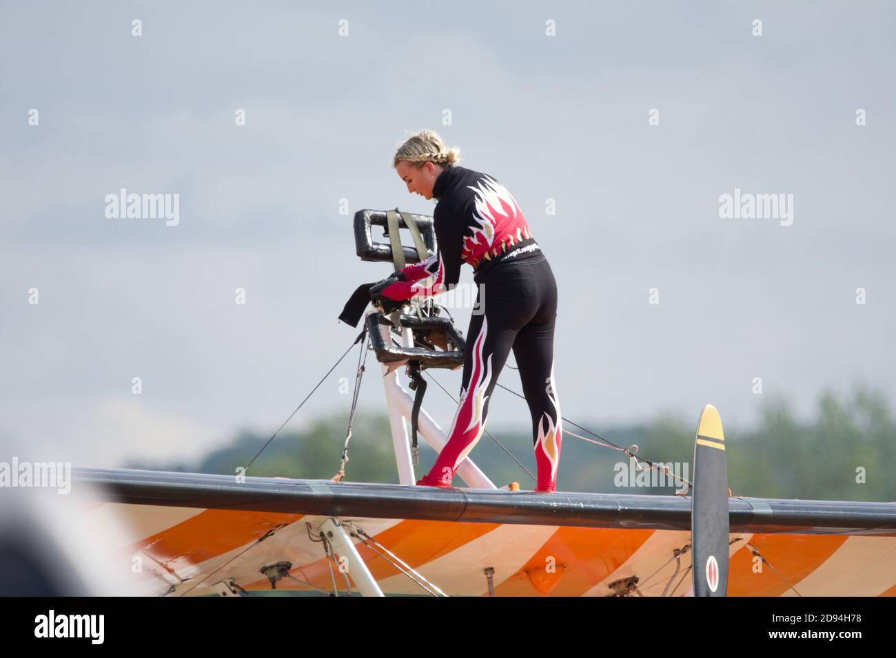 AeroSuperBatics Wingwalkers che si esibisce al Duxford Air Show 2019 / Wing walking / wing walker femmina / wingwalking / biplano / biplanari Foto Stock