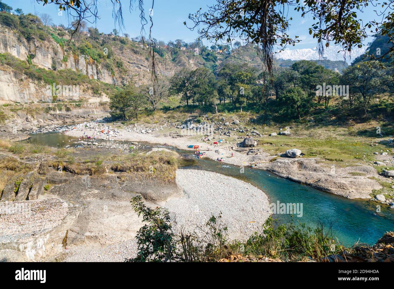 Gorge con la gente locale che lava e asciuga i vestiti sul lato di un fiume in Kaswara, vicino Kangra vecchio e Fort di Kangra in Pradesh di Himachal, India del nord Foto Stock Gorge con la gente locale che lava e asciuga i vestiti sul lato di un fiume in Kaswara, vicino Kangra vecchio e Fort di Kangra in Pradesh di Himachal, India del nord Foto Stock