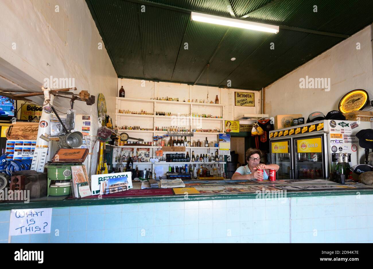 Un barista che serve bevande analcoliche al Betoota Hotel, un vecchio e rinomato pub Outback nella città fantasma di Betoota, Diamantina Shire, Queensland, QLD, Aus Foto Stock