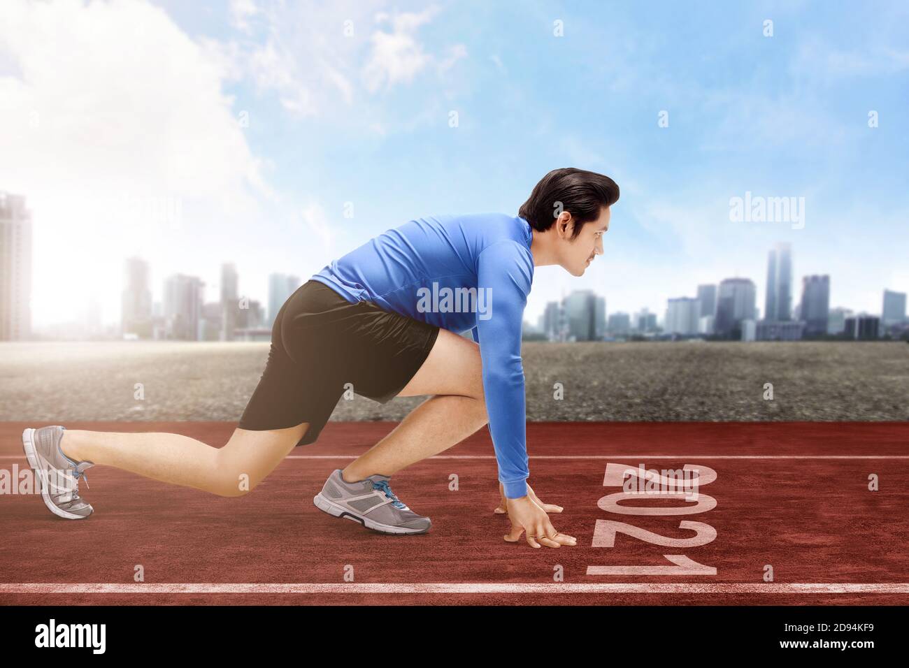 Corridore asiatico pronto a correre sulla linea 2021. Felice anno nuovo 2021 Foto Stock